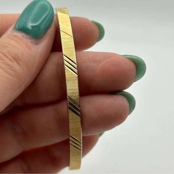 Vintage Monet Gold Tone Textured Etched Engraved Slim Bangle Size Large 8.25" - Picture 11 of 11